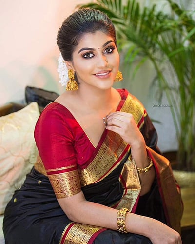 ரெட் ஹாட் யாஷிகா ஆனந்த் 