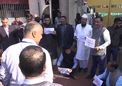 சி.ஏ.ஏ.வுக்கு எதிர்ப்பு: அஸ்ஸாம் ஐக்கிய ஜனநாயக முன்னணி எம்.எல்.ஏக்கள் போராட்டம்