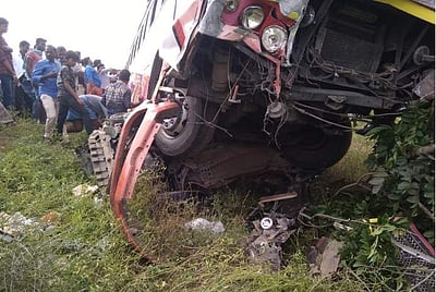 உளுந்தூர்பேட்டை: சாலையோர தடுப்பில் கார் மோதியதில் 4 பேர் பலி