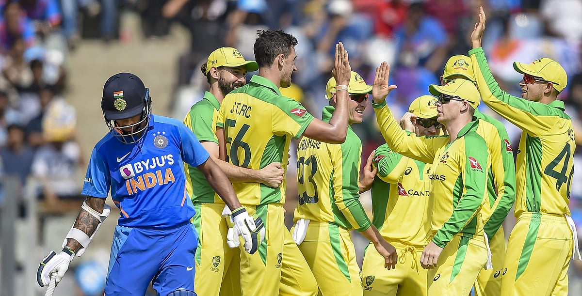 அசத்தும் ஆஸி. பந்துவீச்சாளர்கள்: 33 ஓவர்களில் 5 விக்கெட்டுகளை இழந்து தடுமாறும் இந்திய அணி!