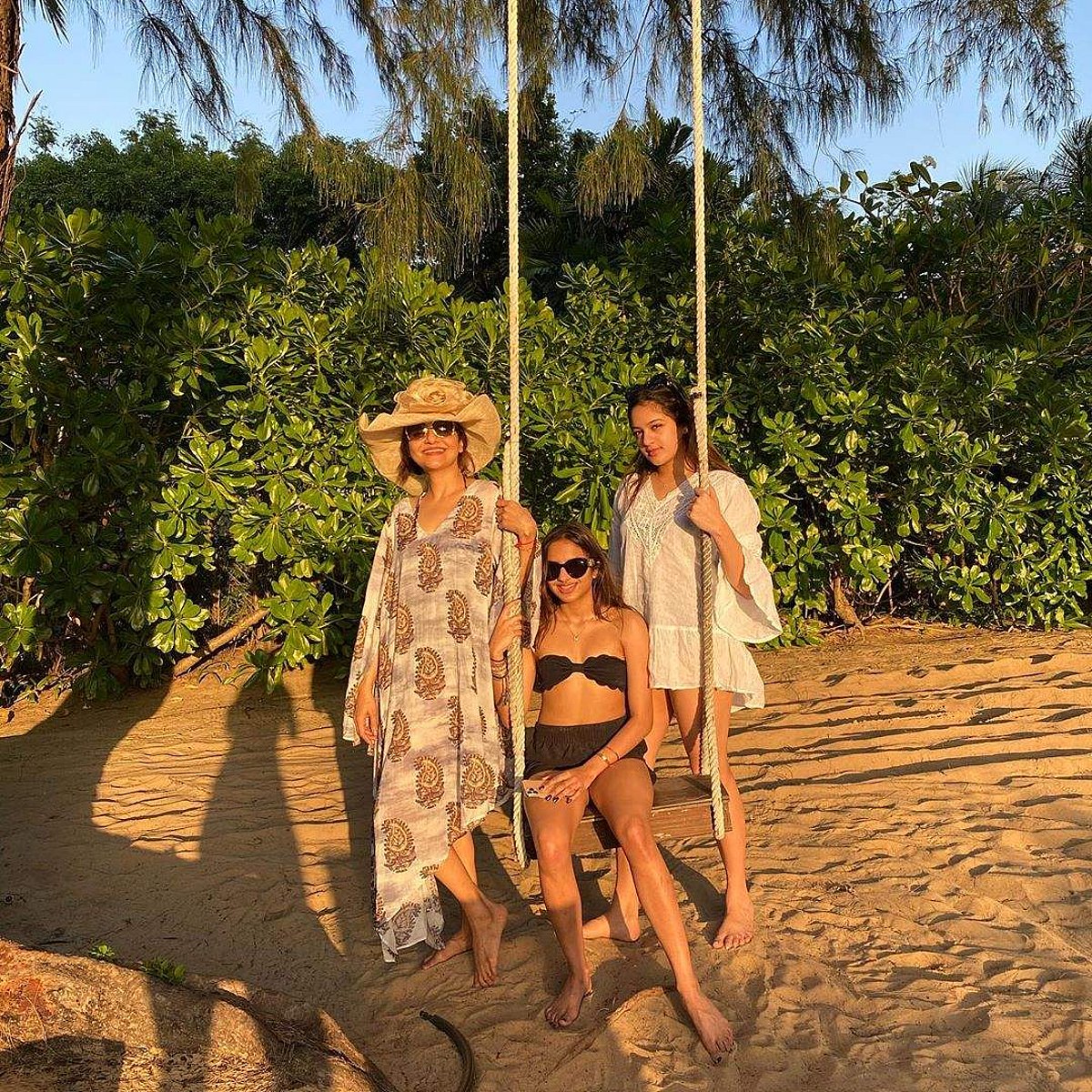 மகள்களுடன் ‘ரோஜா’ மதுபாலா