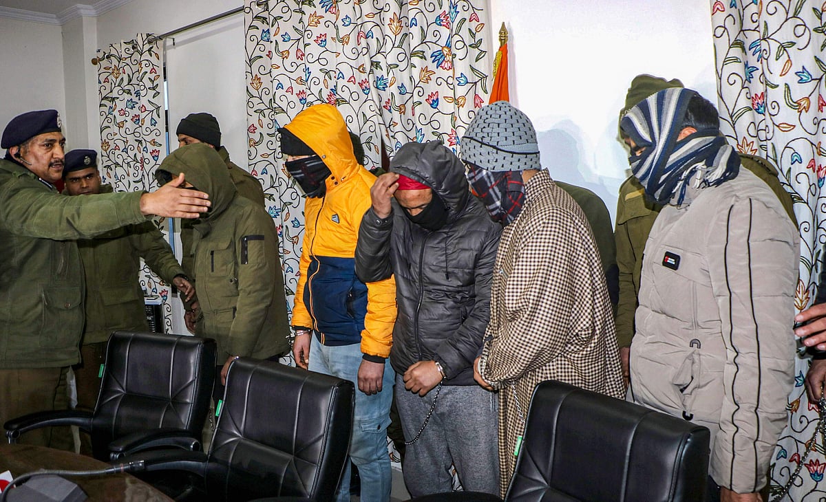 குடியரசு தினத்தன்று தாக்குதல் நடத்த திட்டம் தீட்டியதாக 5 பயங்கரவாதிகள் ஸ்ரீநகரில் கைது