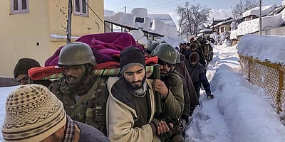 பிரசவ வலி ஏற்பட்ட கர்ப்பிணியைப் புத்திசாலித்தனமாக மீட்ட ராணுவ வீரர்கள்