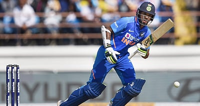 96 ரன்களில் ஆட்டமிழந்தார் ஷிகர் தவன்: இந்திய அணி 30 ஓவர்களில் 187/2