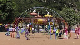 மேட்டூா் அணை பூங்காவில்
குவிந்த சுற்றுலாப் பயணிகள்