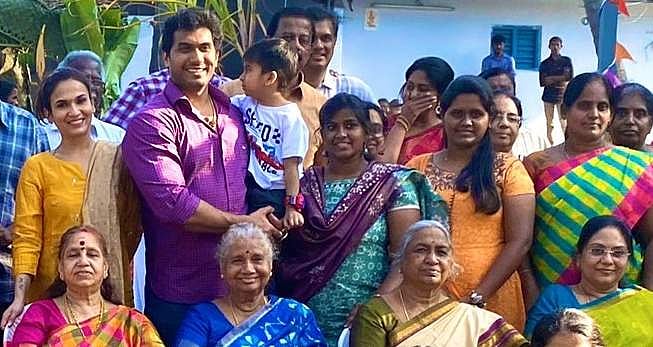 கணவர், மகனுடன் சூலூரில் பொங்கல் விழாவைக் கொண்டாடிய ரஜினி மகள்! (படங்கள்)