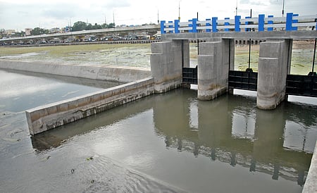 வைகை ஆற்றில் தடுப்பணை கட்டியும் மதகை மூடாததால் தண்ணீா் வீண்!