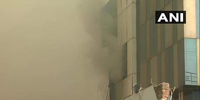 தில்லியில் தீ விபத்துக்குள்ளான கட்டடம் இடிந்து விழுந்ததில் ஏராளமானோர் சிக்கித் தவிப்பு