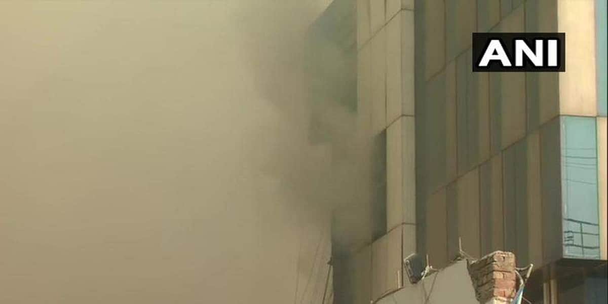 தில்லியில் தீ விபத்துக்குள்ளான கட்டடம் இடிந்து விழுந்ததில் ஏராளமானோர் சிக்கித் தவிப்பு