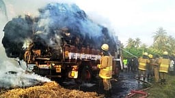 மின் கம்பத்தில் மோதியதில்
வைக்கோல் ஏற்றி வந்த லாரி எரிந்து சேதம்