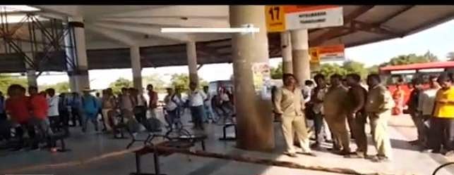 பஸ் ஸ்டாண்டில் சந்தேகத்திற்கிடமாகக் கிடந்த பை: பீதியடைந்த மக்கள்