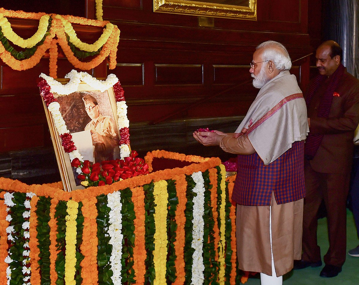 நேதாஜியின் 123வது பிறந்ததினம்: தலைவர்கள் மரியாதை (புகைப்படங்கள்)