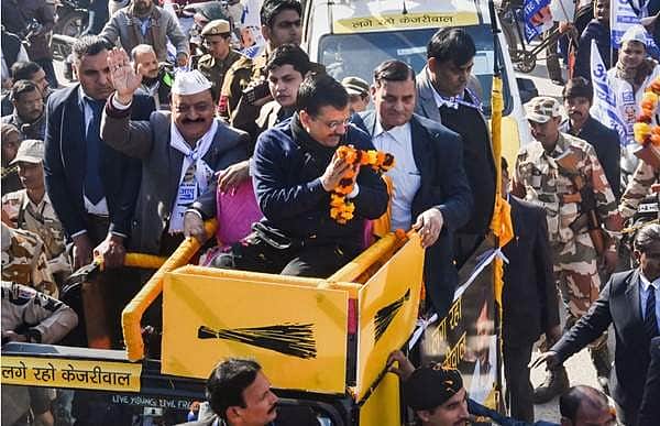 மேற்கு தில்லியில் மிகப் பிரம்மாண்ட தேர்தல் பிரசாரம் மேற்கொண்ட கேஜரிவால்