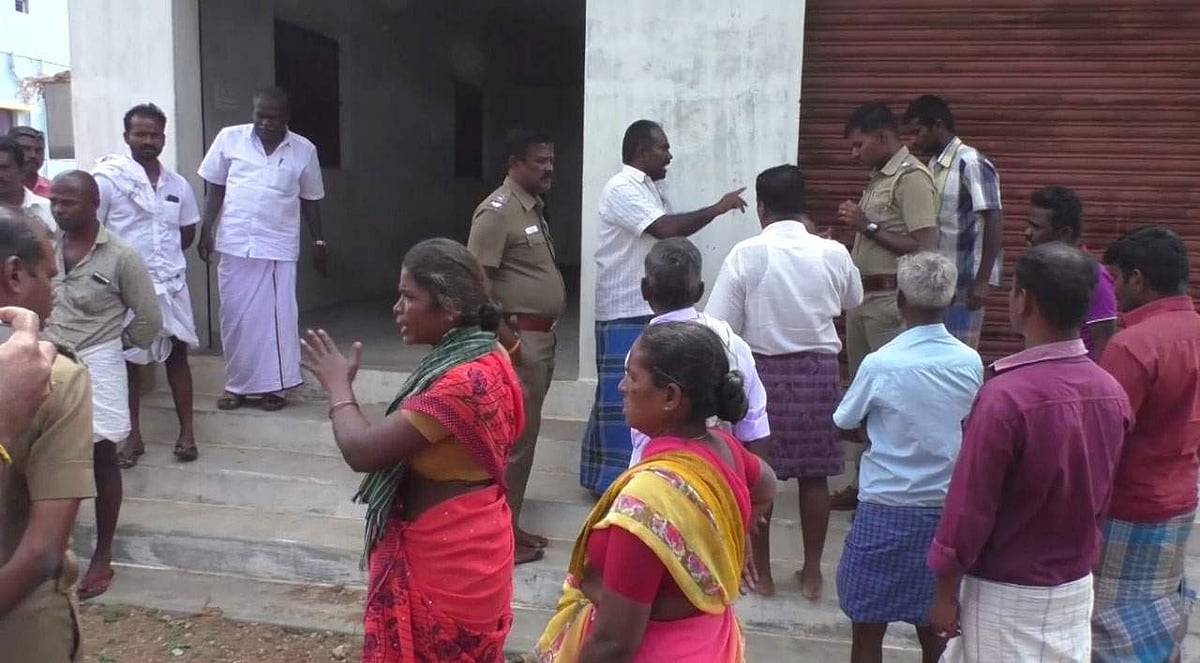 புதிய மதுக்கடை திறந்து 2 மணி நேரத்தில் பொதுமக்கள் எதிர்ப்பால் மூடப்பட்டது