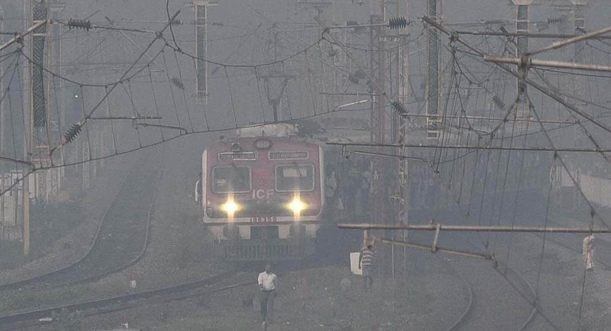 பனிமூட்டம் காரணமாக தில்லி செல்லும் 21 ரயில்கள் தாமதமாகின