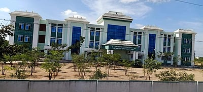 குடியரசு தினத்தை புறக்கணித்த அரசுக் கல்லூரி பேராசிரியர்கள் மற்றும் மாணவர்கள்