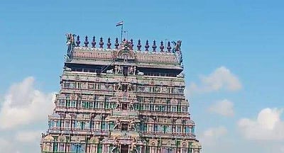 சிதம்பரம் நடராஜர் கோயில் கோபுரத்தில் தேசியக்கொடி ஏற்றம்