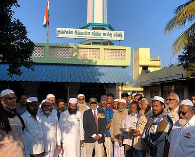 இந்து, முஸ்லிம், கிறிஸ்தவர்கள் ஒருங்கிணைந்து பள்ளிவாசல்களில் தேசியக் கொடி ஏற்றம்