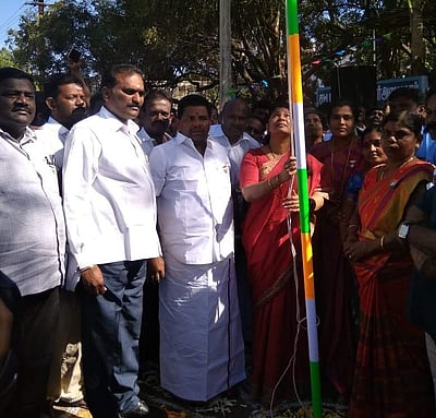 திருச்செந்தூரில் தேசிய கொடி ஏற்றினார் கனிமொழி எம்.பி.