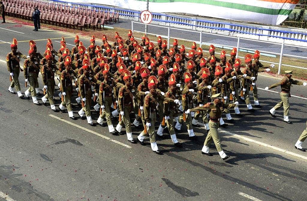 குடியரசு தினம்: கொல்கத்தாவில் வண்ணமயமான அணிவகுப்பு