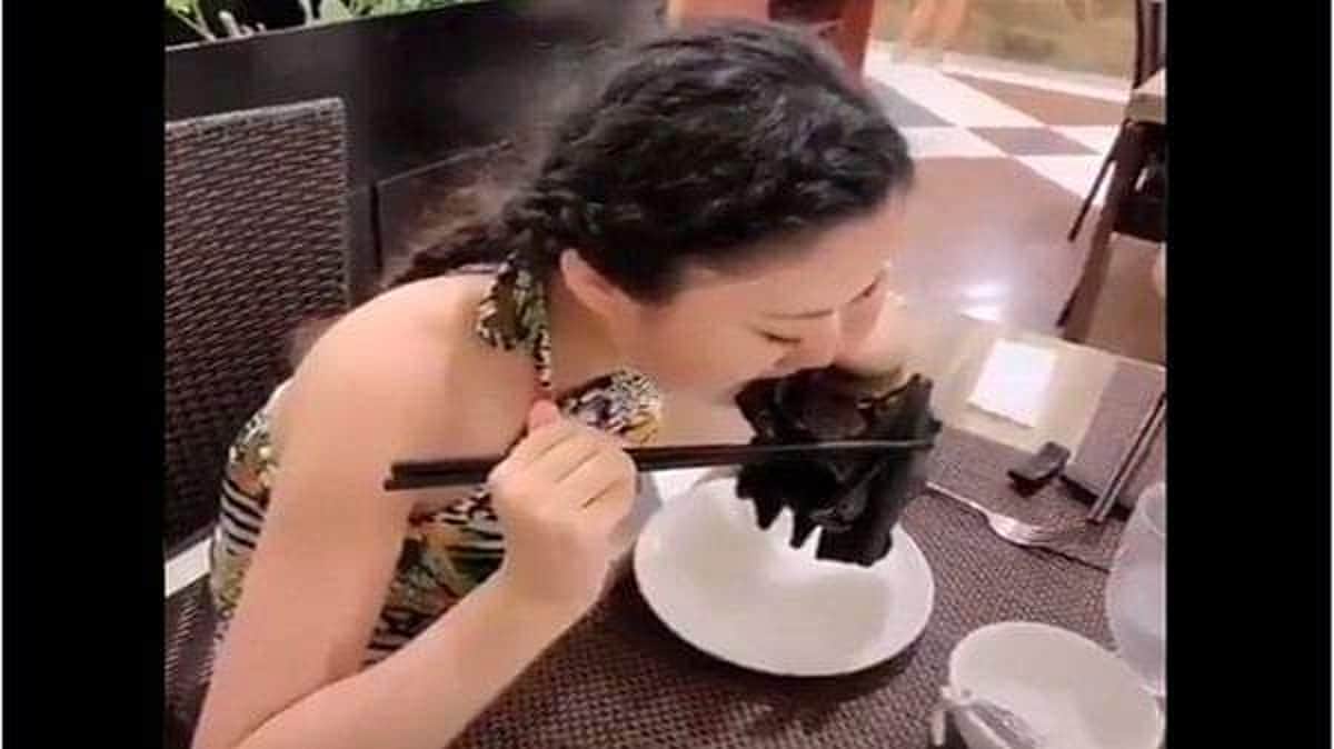 உலகமே கரோனா வைரஸ் அச்சத்தில் இருக்க, வெளவாலை சுவைத்து சாப்பிட்ட சீனப் பெண்!