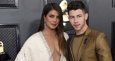 கிராமி விருது விழாவில் நடிகை ப்ரியங்கா சோப்ரா அணிந்த கவர்ச்சி உடை: ரசிகர்கள் விமரிசனம் (படங்கள் & விடியோ)