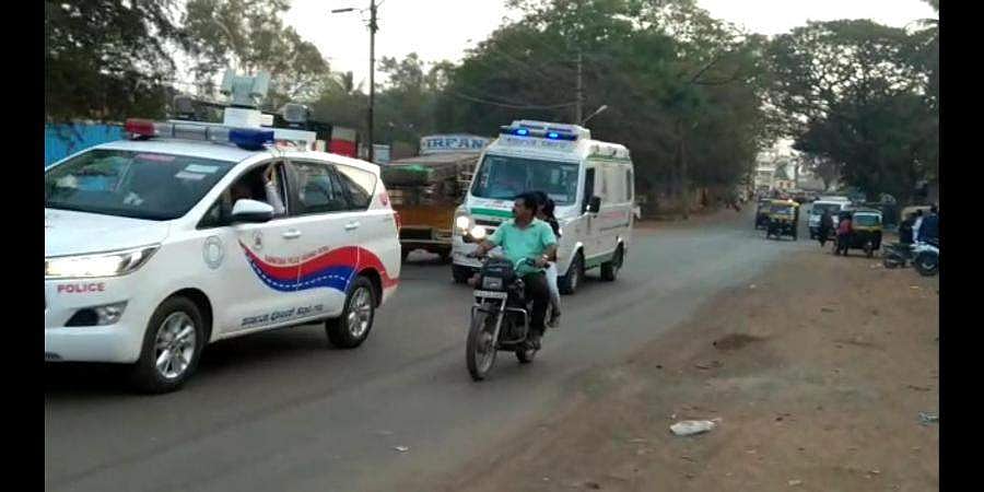 இரட்டைக் குழந்தைகளைக் காப்பாற்றிய ஆம்புலன்ஸ் ஓட்டுநர்