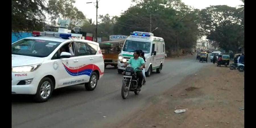 இரட்டைக் குழந்தைகளைக் காப்பாற்றிய ஆம்புலன்ஸ் ஓட்டுநர்