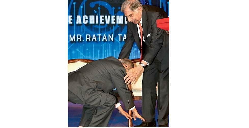 ரத்தன் டாட்டா காலில் விழுந்து ஆசி பெற்ற இன்போஸிஸ் நாராயணமூர்த்தி: நெகிழ வைத்த தருணம்!