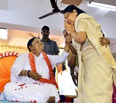 மாதா அமிா்தானந்தமயி பக்தா்களுக்கு ஆசி