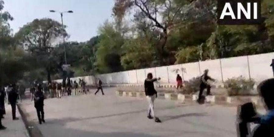 சிஏஏவுக்கு எதிரான போராட்டம்: ஜாமியா பல்கலைக்கழகத்தில்  மர்ம நபர் துப்பாக்கிச் சூடு