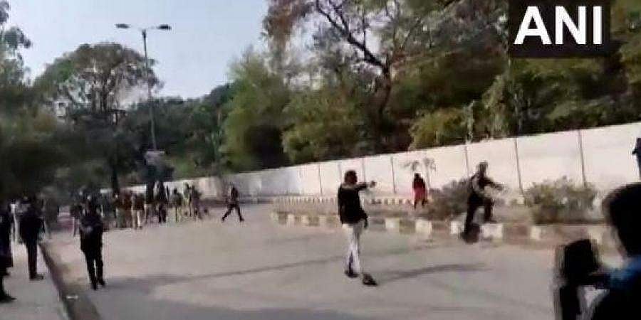 சிஏஏவுக்கு எதிரான போராட்டம்: ஜாமியா பல்கலைக்கழகத்தில்  மர்ம நபர் துப்பாக்கிச் சூடு