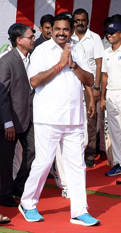 கிரிக்கெட் விளையாடிய முதல்வா்