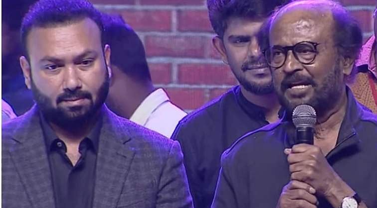 கொஞ்சமாக ஆசைப்படுங்கள்: தர்பார் தெலுங்குப் பட விழாவில் ரஜினி பேச்சு