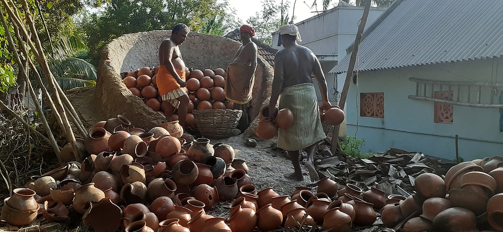 பொங்கல் பண்டிகை: பேராவூரணியில் மண்பாண்டங்கள் தயாரிக்கும் பணி மும்முரம்