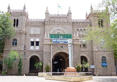 மதுரை மாவட்ட ஆட்சியர் அலுவலக மின்மாற்றியில் தற்கொலைக்கு முயன்றவர் படுகாயம்