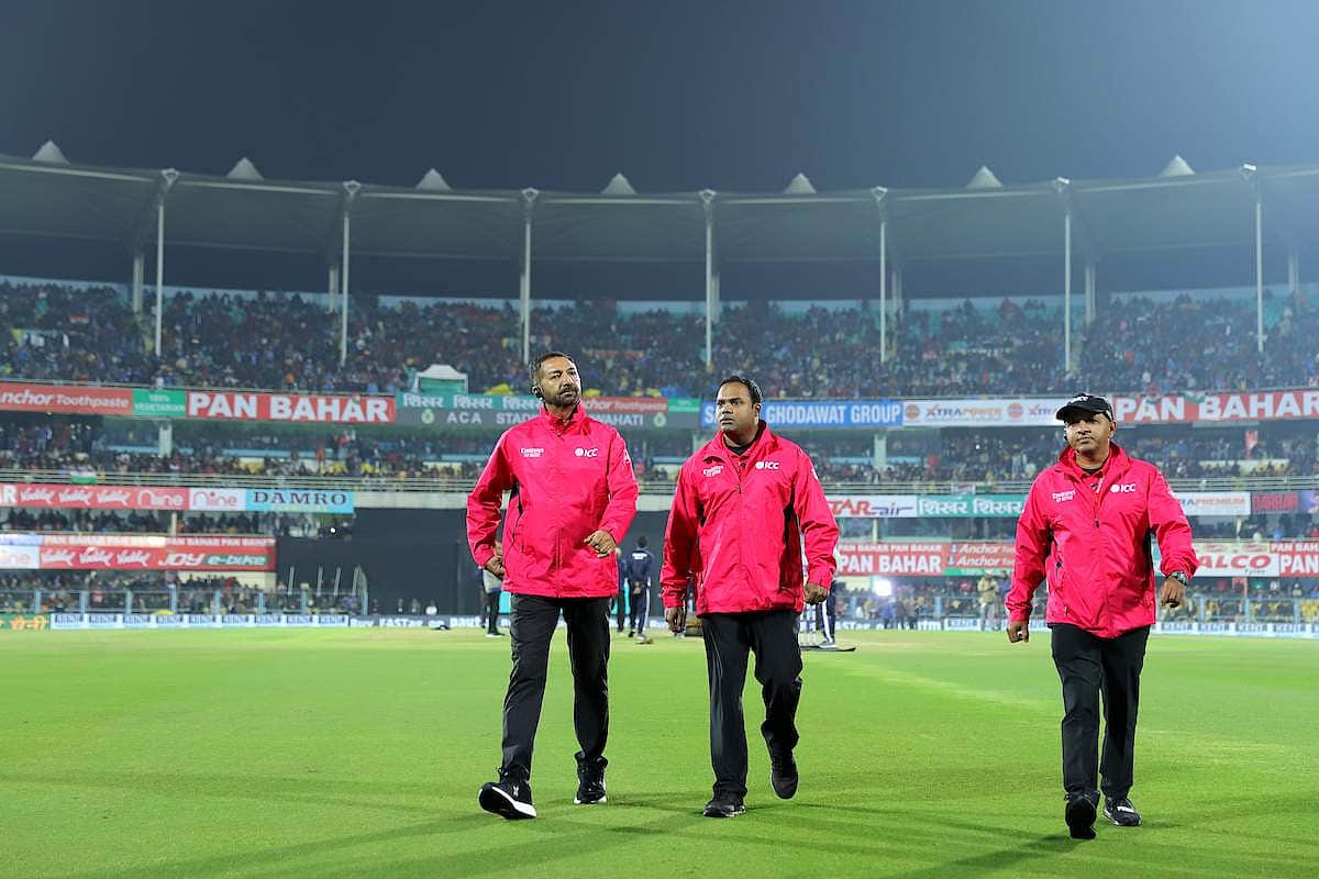 இரவு 9 மணிக்கே வீரர்கள் கிளம்பிவிட்டார்கள்: கைவிடப்பட்ட முதல் டி20 ஆட்டத்தில் நடந்தது என்ன?