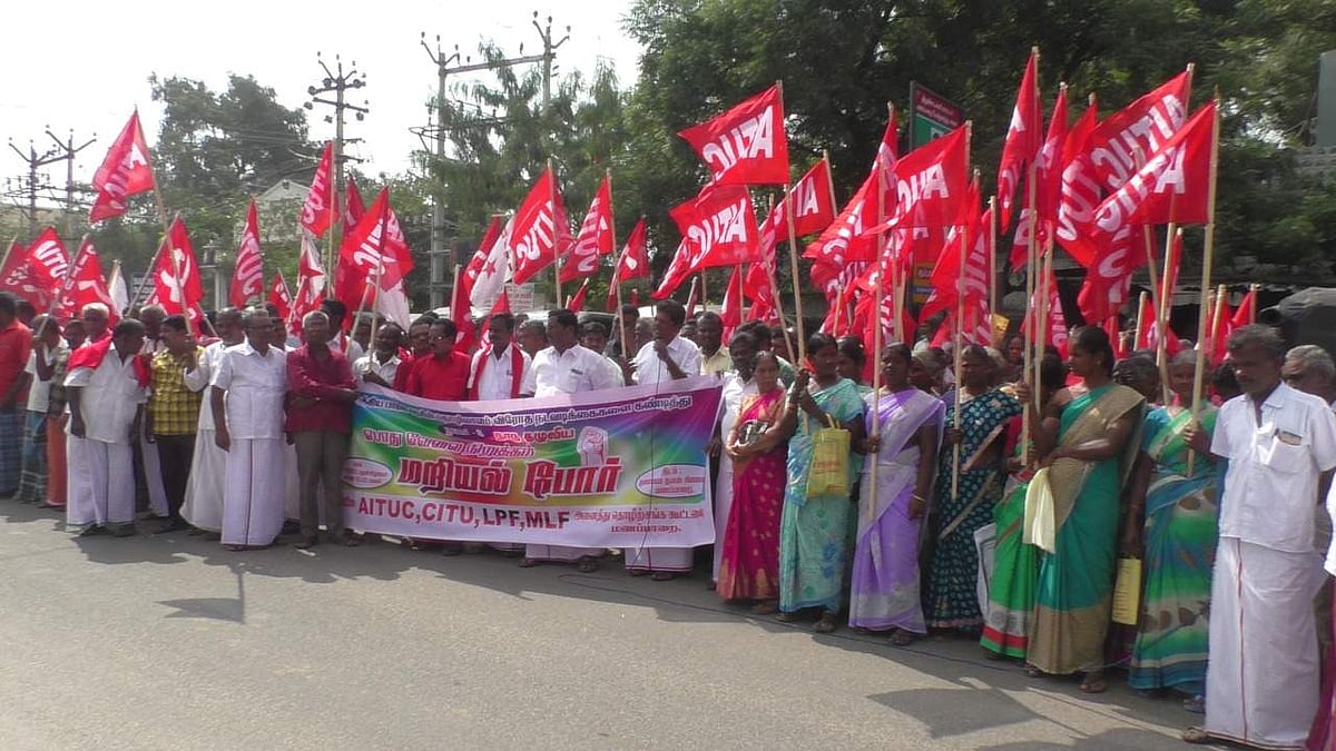 மணப்பாறையில் சாலை மறியல்: 88 பெண்கள் உட்பட 216 தொழிற்சங்கத்தினர் கைது.