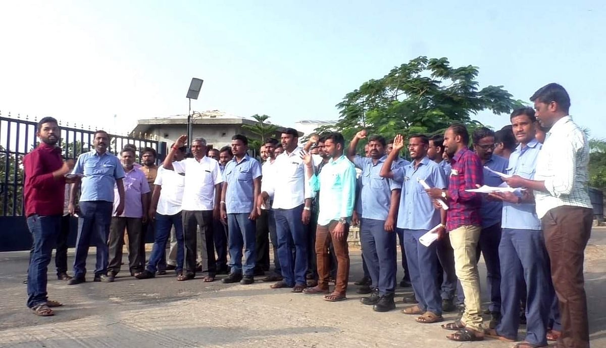 மணப்பாறை தமிழ்நாடு காகித ஆலை முன்பு ஊழியர்கள் வேலை நிறுத்தத்தில் ஈடுபட்டு ஆர்ப்பாட்டம்