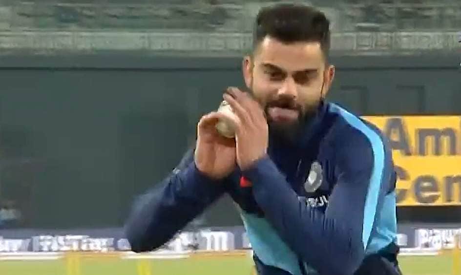 ஹர்பஜன் சிங் போல பந்துவீசிக் காண்பித்த கோலி! (விடியோ)