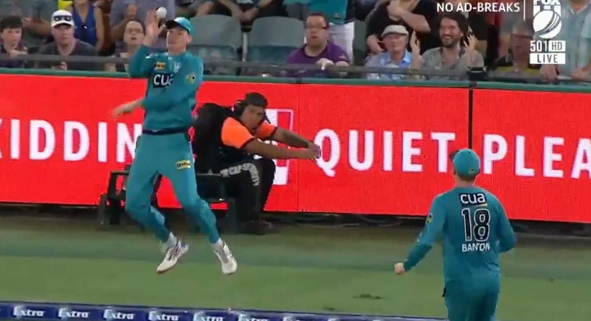 இது அவுட்டா, சிக்ஸரா?: சர்ச்சையை ஏற்படுத்திய கேட்ச்! (விடியோ)