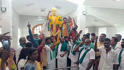 முல்லைப் பெரியாறு அணையில் இருந்து தமிழகத்திற்கு தண்ணீர் திறந்துவிட்ட 125 ஆவது ஆண்டு நிறைவு: பென்னிகுயிக் சிலைக்கு அஞ்சலி