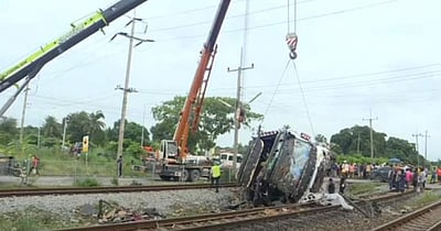 தாய்லாந்தில் பேருந்து மீது ரயில் மோதல்: 17 பேர் பலி