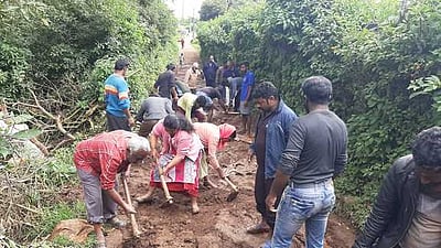 உதகையில் பலத்த மழையால் சேதமடைந்த சாலையை சீரமைத்த பொதுமக்கள்