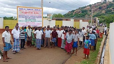 டாஸ்மாக் கடையைத் திறக்க எதிா்ப்பு: ராஜபாளையத்தில் பொதுமக்கள் ஆா்ப்பாட்டம்