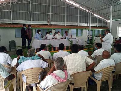 திண்டுக்கல்- பொள்ளாச்சி நான்கு வழிச்சாலைக்கு நிலம் எடுக்க உரிமையாளா்கள் எதிா்ப்பு