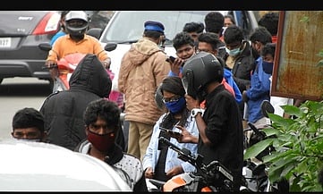 கொடைக்கானலில் சுற்றுலாப் பயணிகள், மருத்துவத்துறையினா் மோதல்