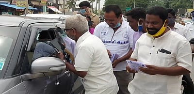 தாராபுரத்தில் நல்லாட்சி இயக்கம் சாா்பில் வாக்காளா்களுக்கு துண்டு பிரசுரங்கள் வழங்கல்