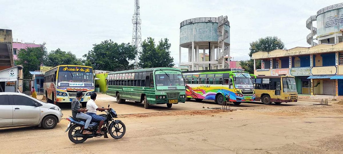 ஊத்துக்கோட்டை பேருந்து நிலையத்தில் கிடப்பில் போடப்பட்ட மேற்கூரை திட்டம்