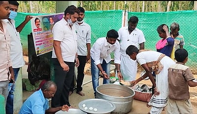 அன்புமணி பிறந்தநாள்: உணவு வழங்கிய பாமகவினர்